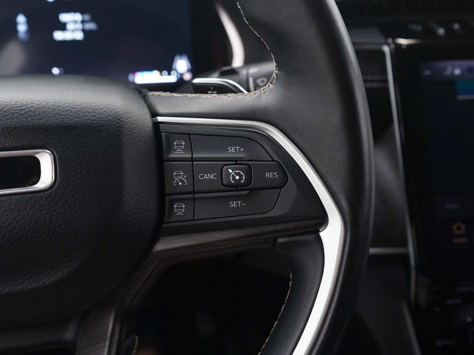 Used 2022  Jeep Limited image 28