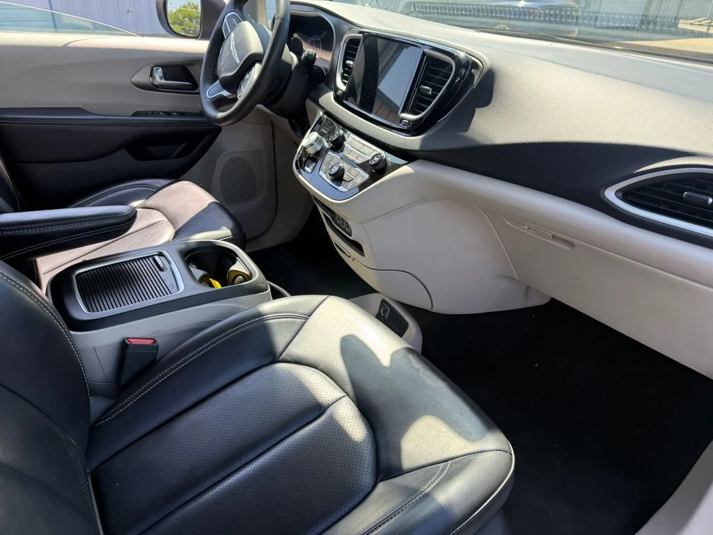 Used 2023 White Chrysler Touring L image 19