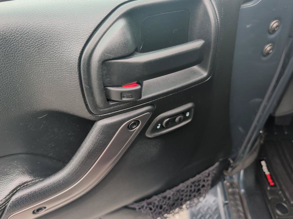 Used 2018 Rhino Clearcoat Jeep Altitude image 17