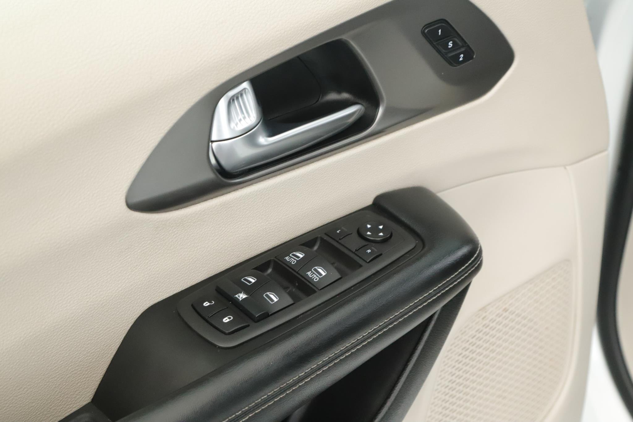 2022 Chrysler Pacifica Hybrid Touring L - Photo 6