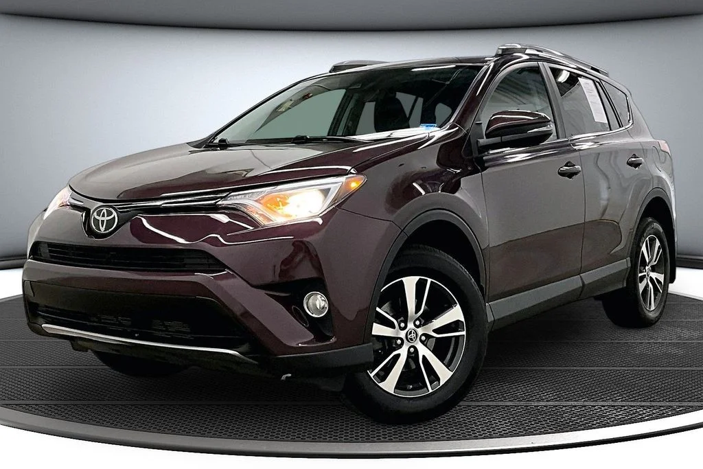 Used 2018 Black Toyota XLE image 3