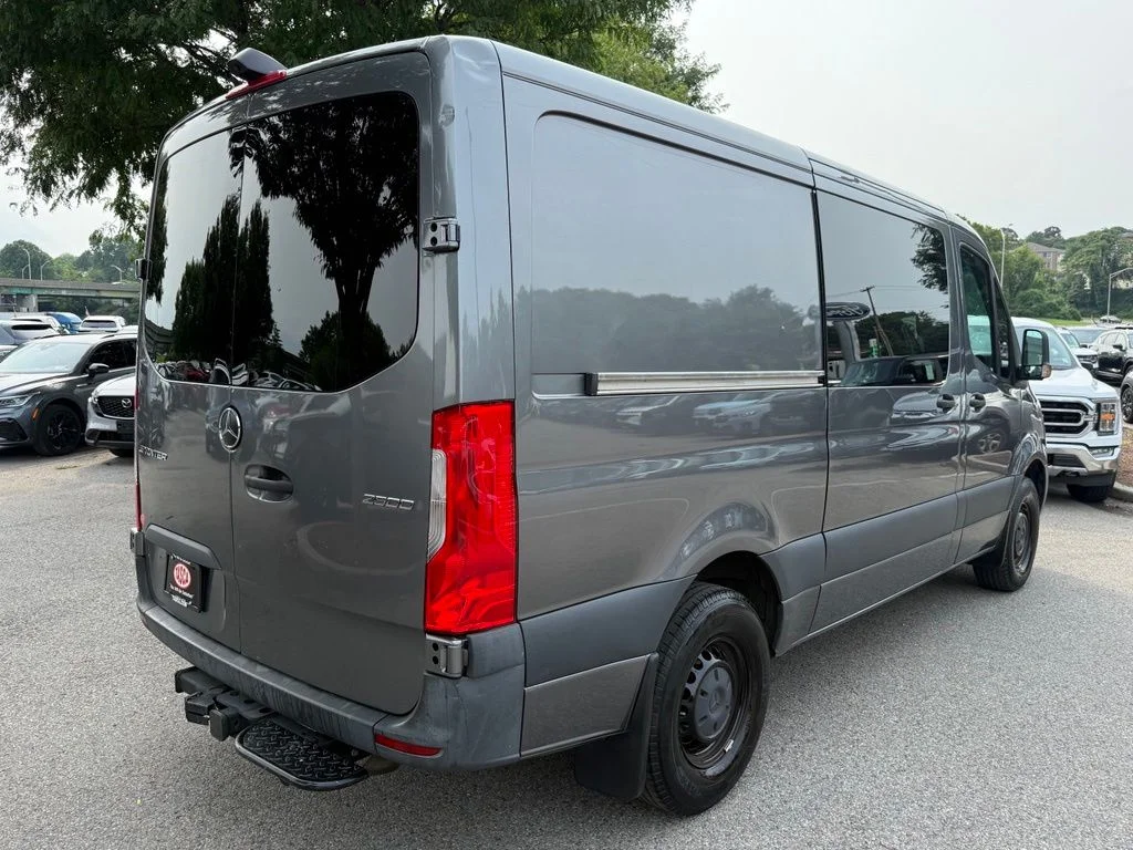 Used 2021  Mercedes-Benz Crew 144 WB image 9