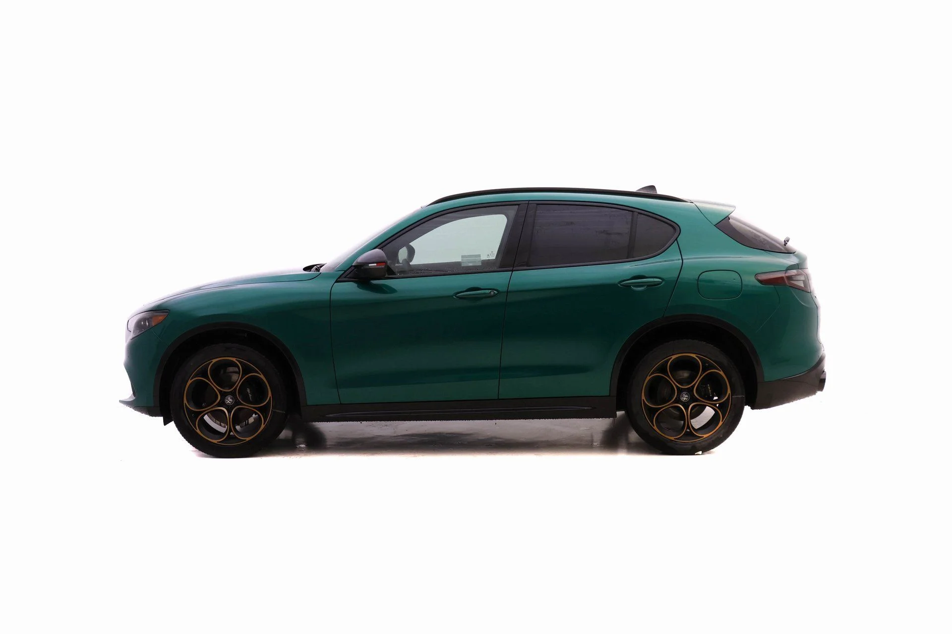 New 2025 Verde (Green) Fangio Metallic Exterior Paint Alfa Romeo Base image 3