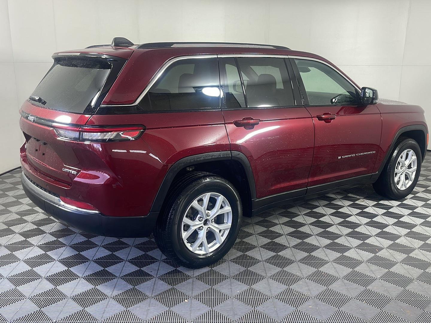Used 2023 Velvet Red Pearlcoat Jeep Limited image 5