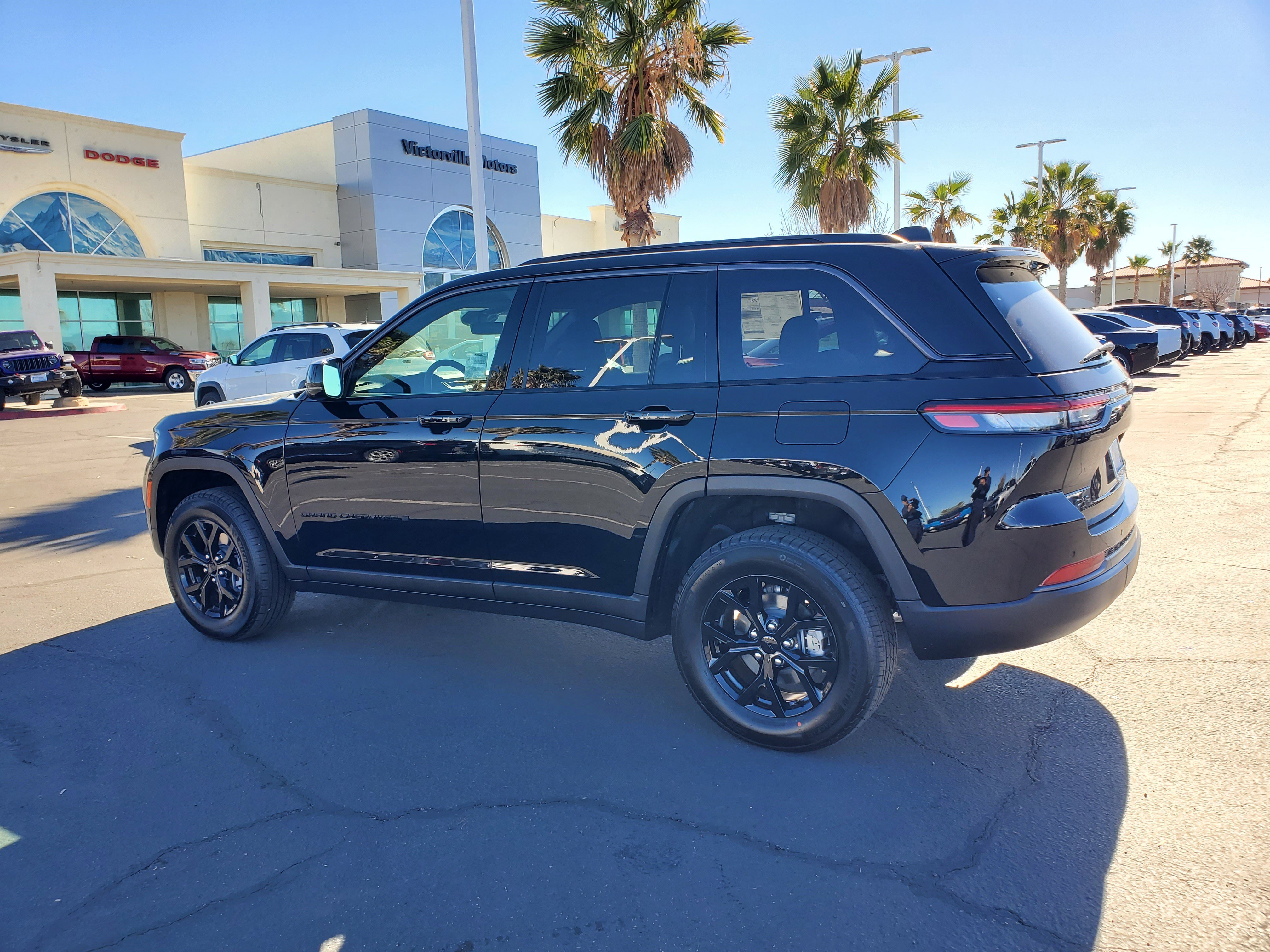 New 2026 Diamond Black Crystal Pearl-Coat Exterior Paint Jeep Altitude image 5