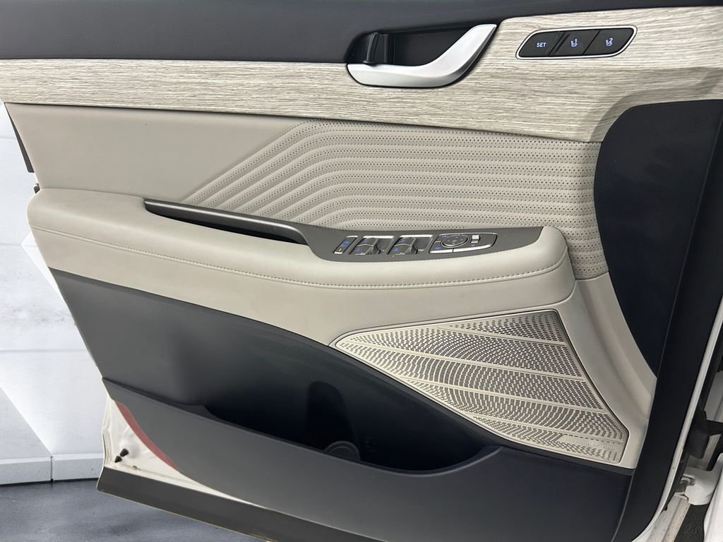 Used 2025 White Hyundai Calligraphy image 12