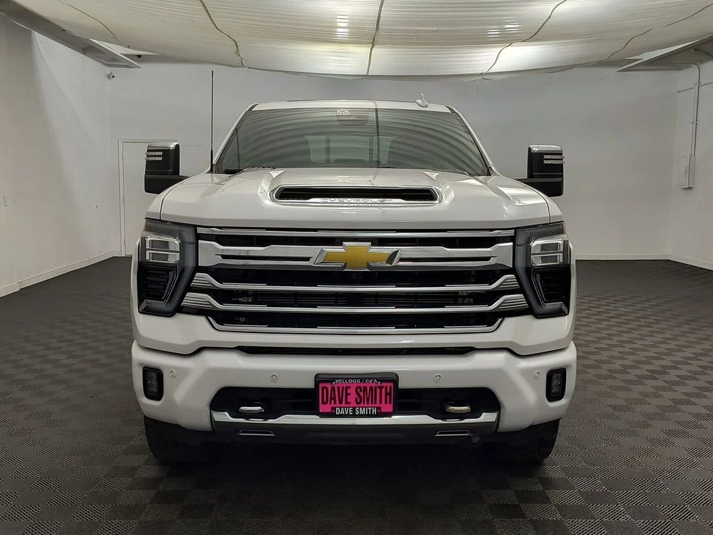 Used 2024 Iridescent Pearl Tricoat Chevrolet High Country image 6