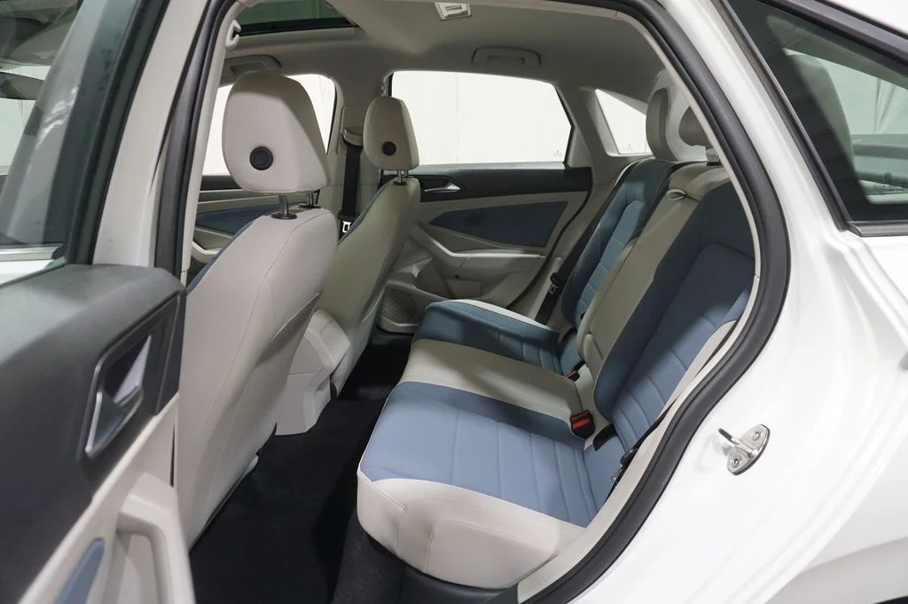 Certified Used 2025 White Volkswagen 1.5T SE image 11