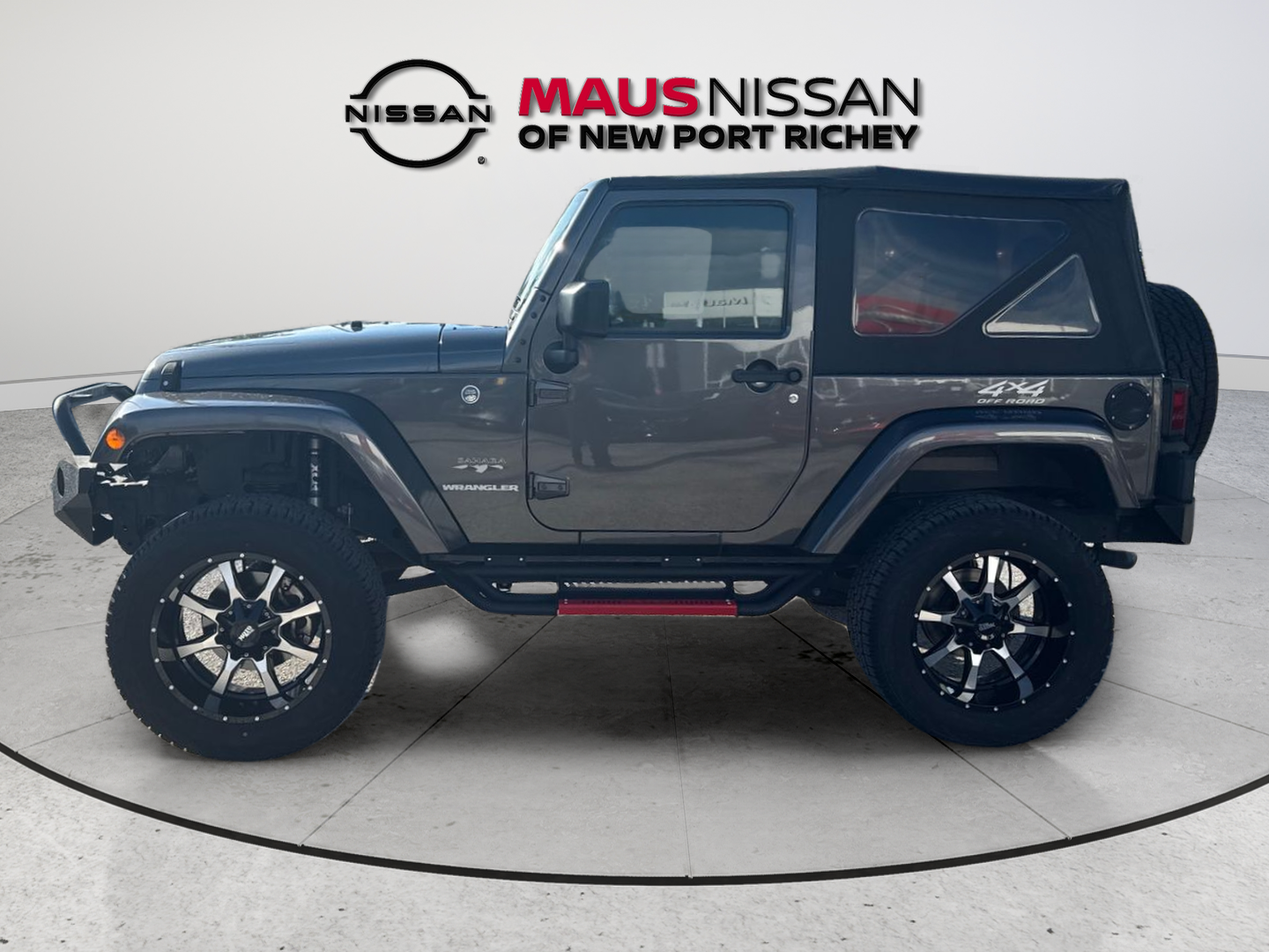 Used 2017 Gray Jeep Sahara image 4
