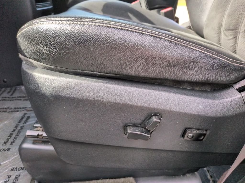 Used 2015 Black Dodge SXT image 16