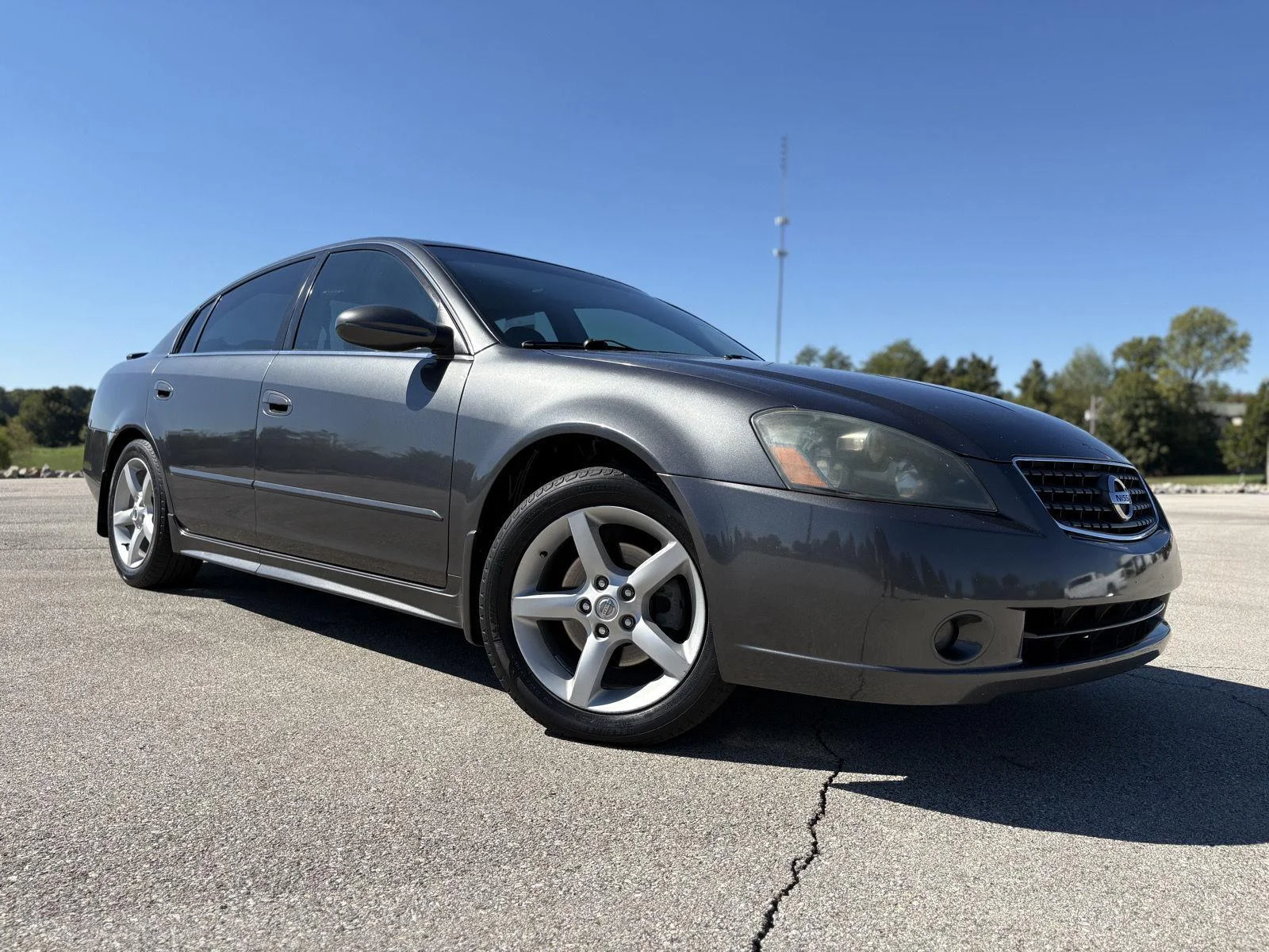 Used 2005 Smoke Metallic Nissan 3.5 SE image 2
