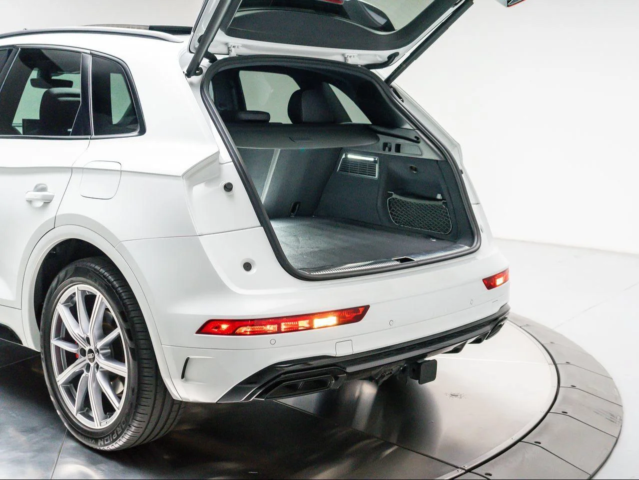 Used 2024 Glacier White Metallic Audi Premium Plus 55 TFSI e S line quattro S tronic image 32