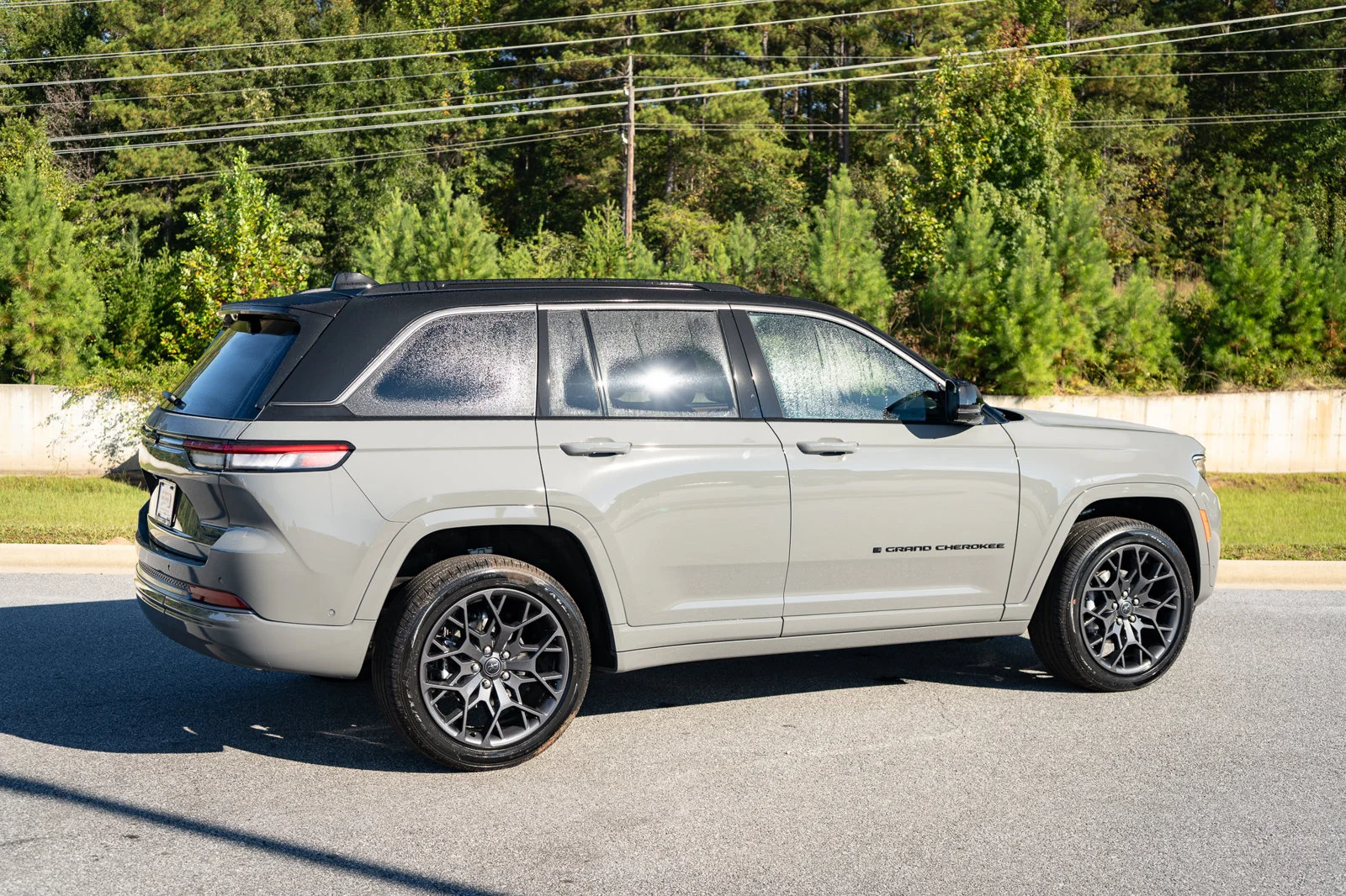 New 2027 Sting-Gray Clear-Coat Paint Jeep Summit image 19