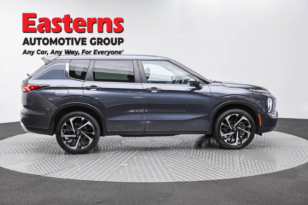 Used 2024 Gray Mitsubishi SE image 4
