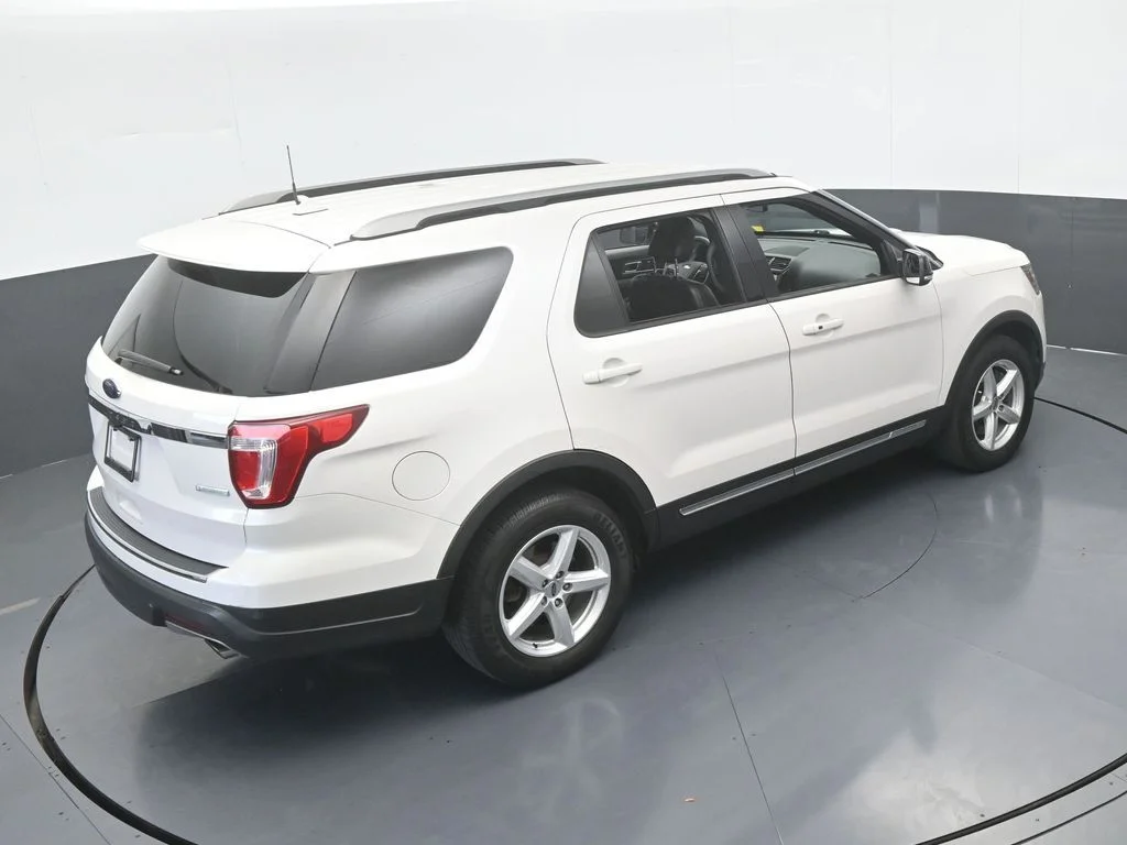 Used 2018 White Platinum Clearcoat Metallic Ford XLT image 53