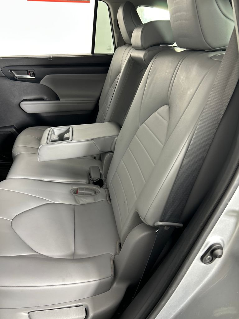Used 2021 Silver Toyota XLE image 17