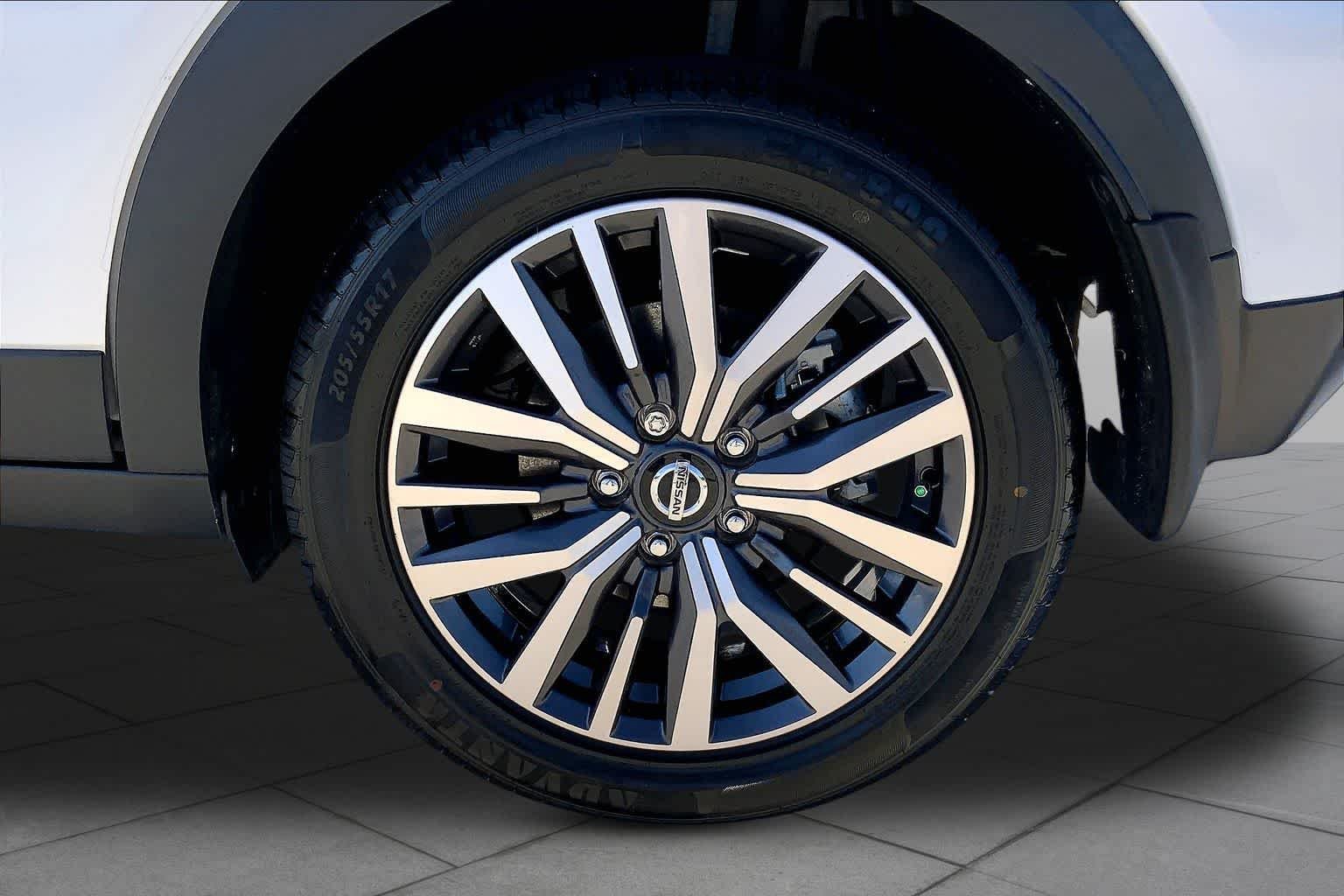 Used 2021 Aspen White/Super Black Nissan SV image 11