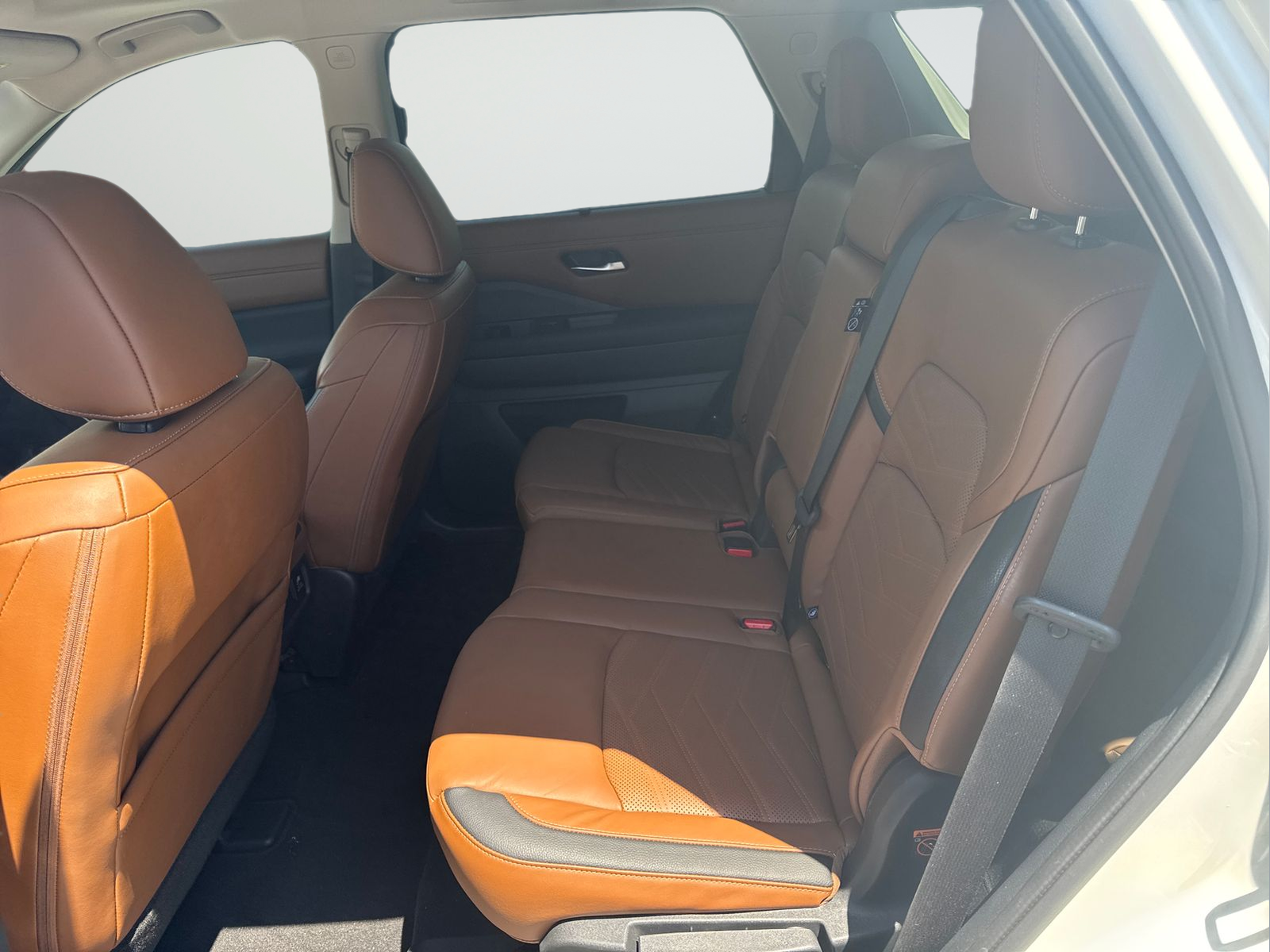 Used 2023 Pearl White Nissan Platinum image 31