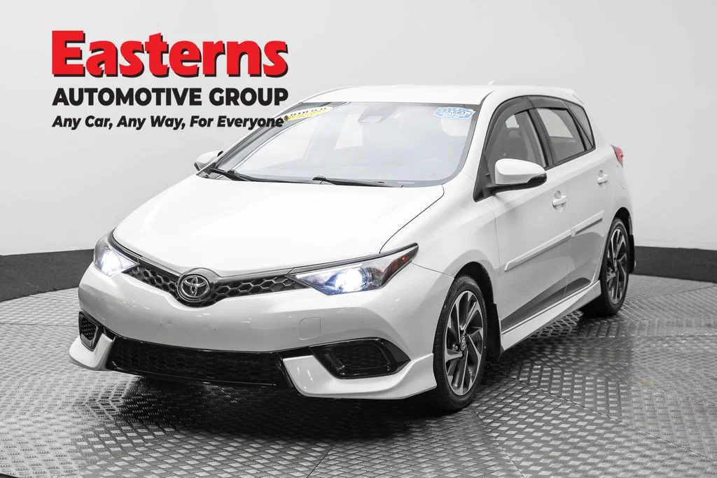 Used 2018 White Toyota Base image 1
