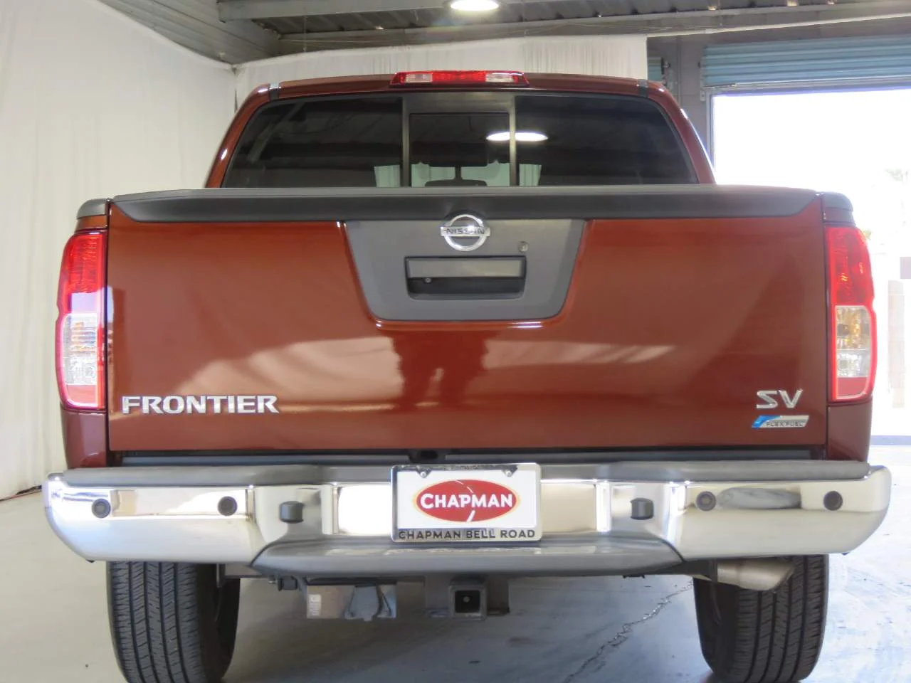 Used 2017 Lava Red Nissan SV Crew Cab image 5