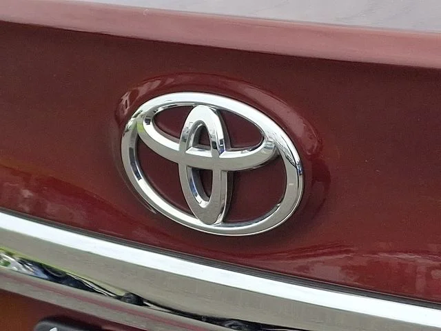 Used 2013 Red Toyota XLE Touring image 32