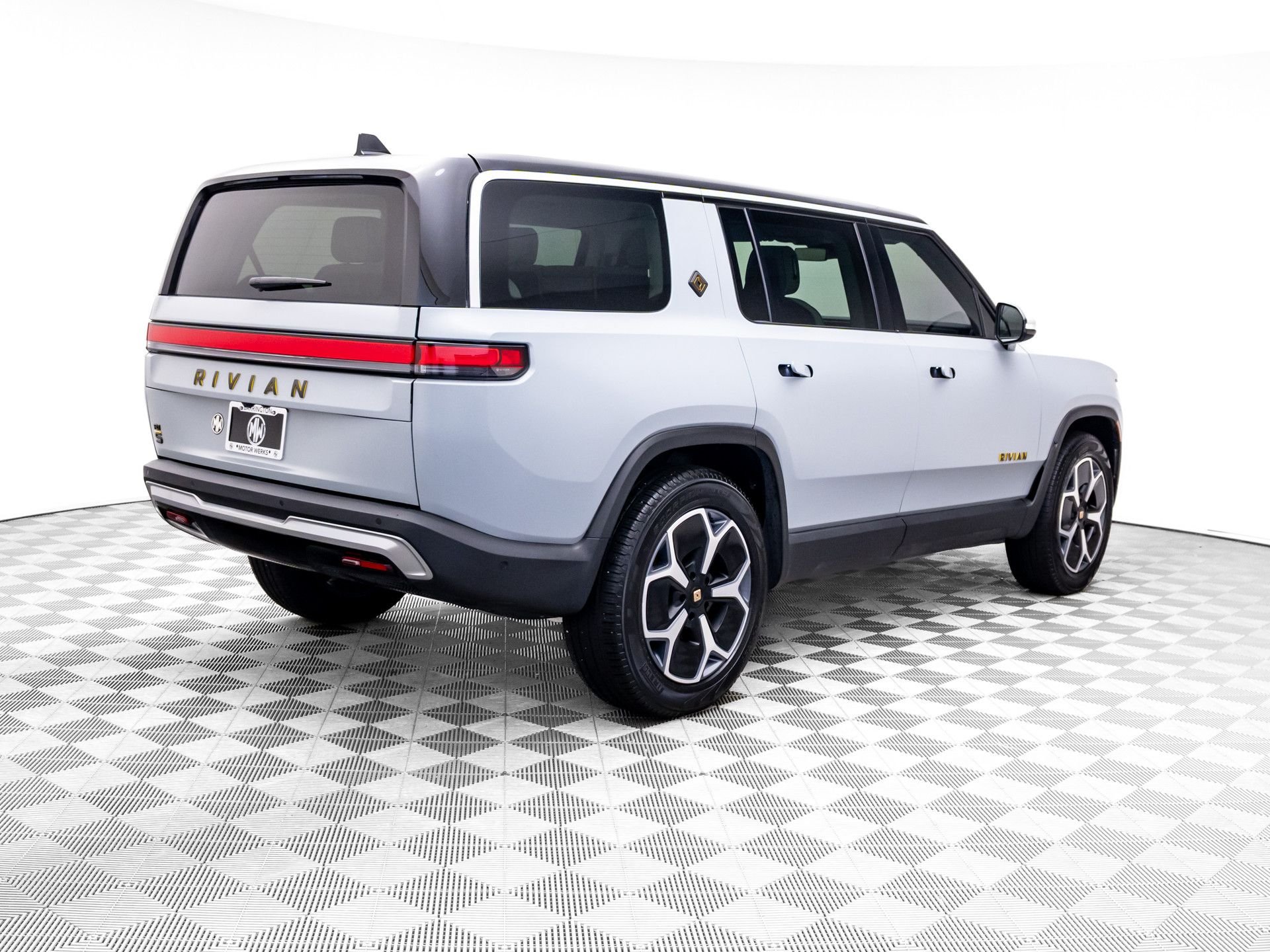 Used 2023  Rivian Adventure image 5