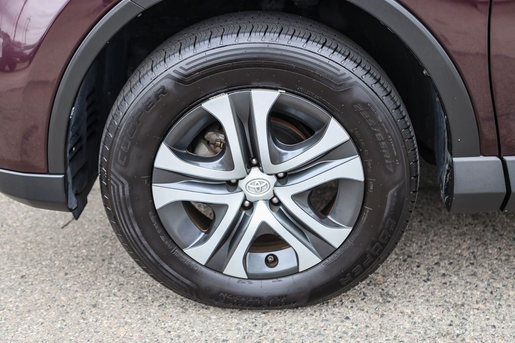 2017 Toyota RAV4 LE - Photo 9