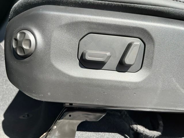 New 2026 Bright White Clear-Coat Exterior Paint Jeep Rubicon image 16
