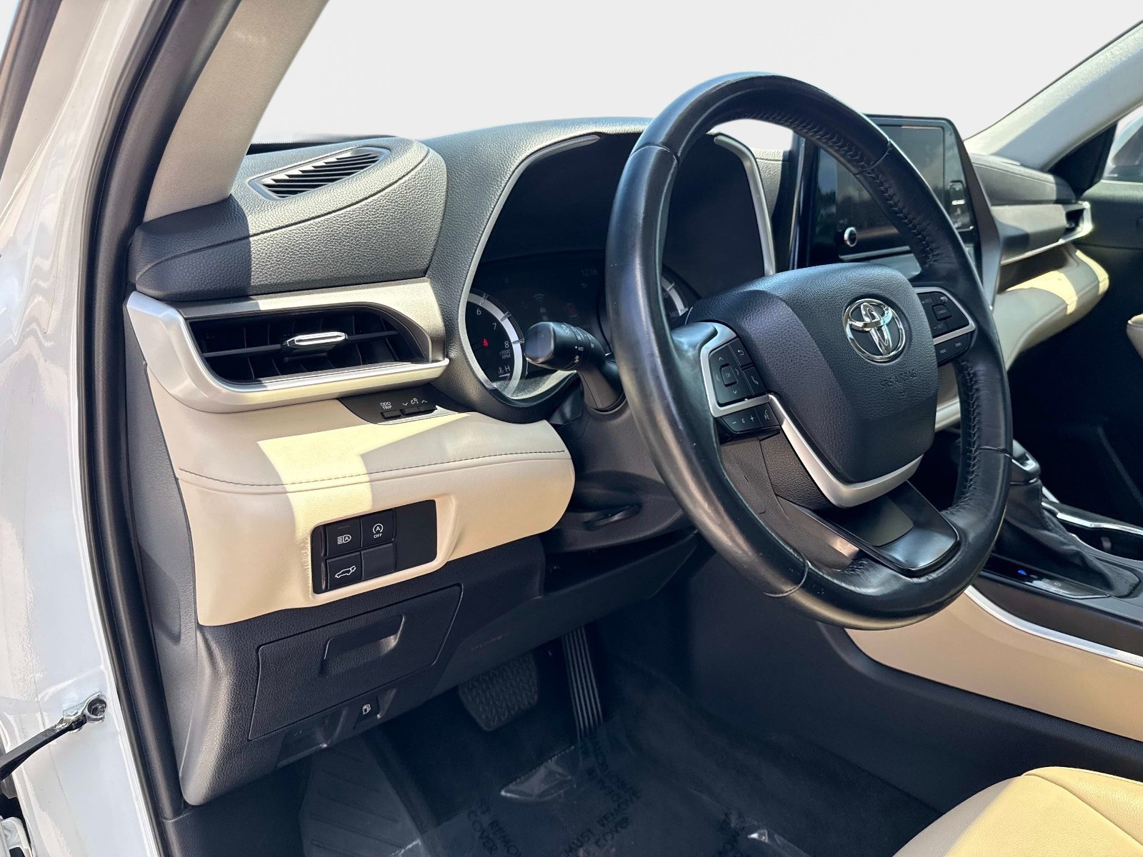 Used 2023 Wind Chill Pearl Toyota XLE image 18