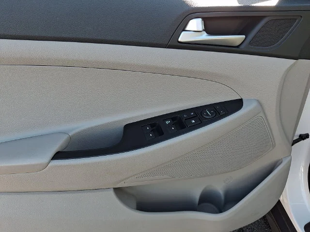 Used 2019 White Hyundai SE image 13