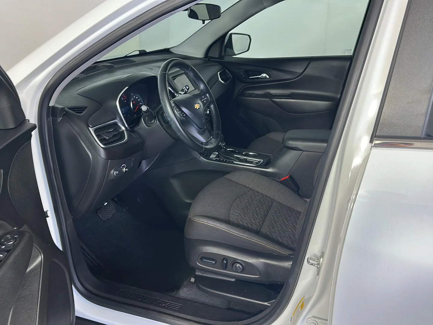 Used 2024 Summit White Chevrolet LT image 10