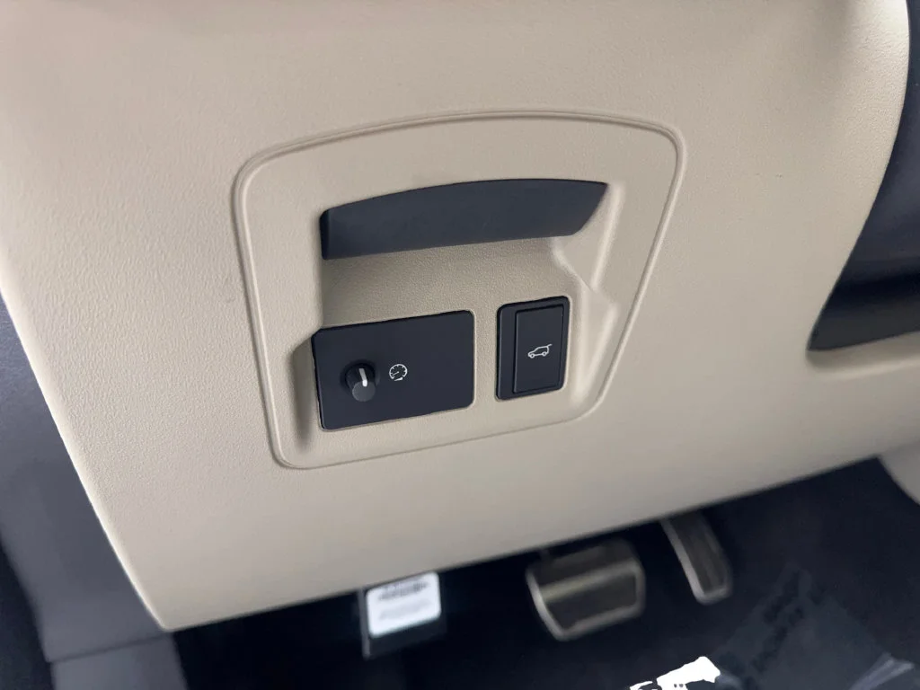 Used 2023 White Land Rover R-Dynamic S image 59