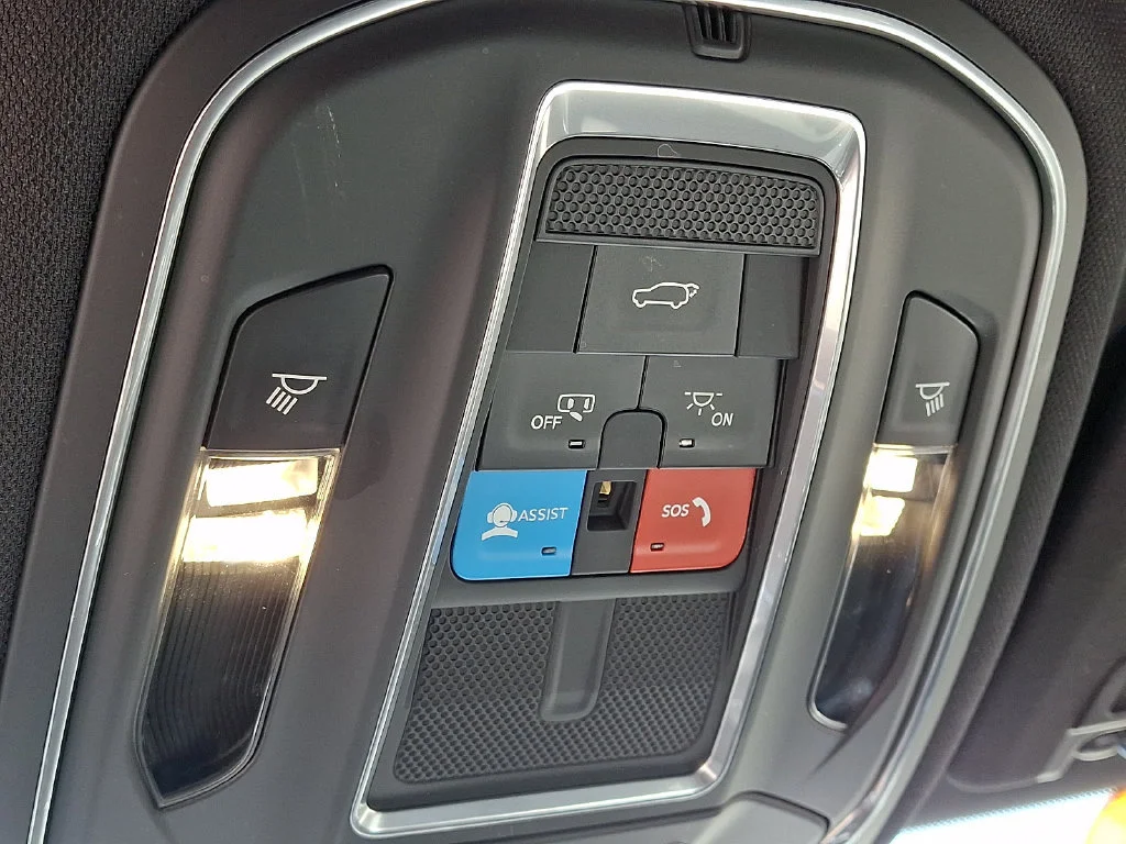 Used 2024 Diamond Black Crystal Pearlcoat Jeep Altitude image 23