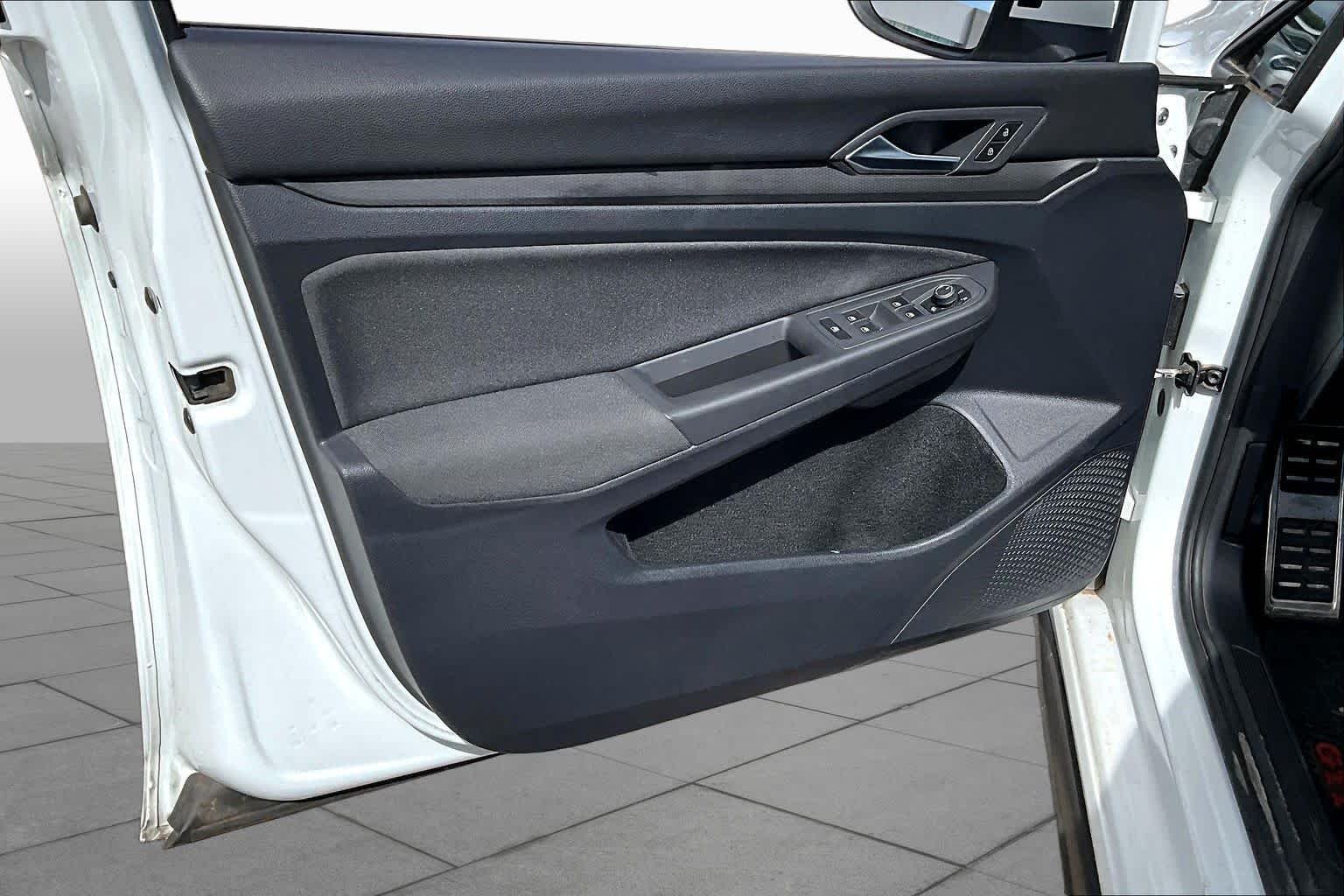 Used 2022 Oryx White Pearl Volkswagen SE image 19