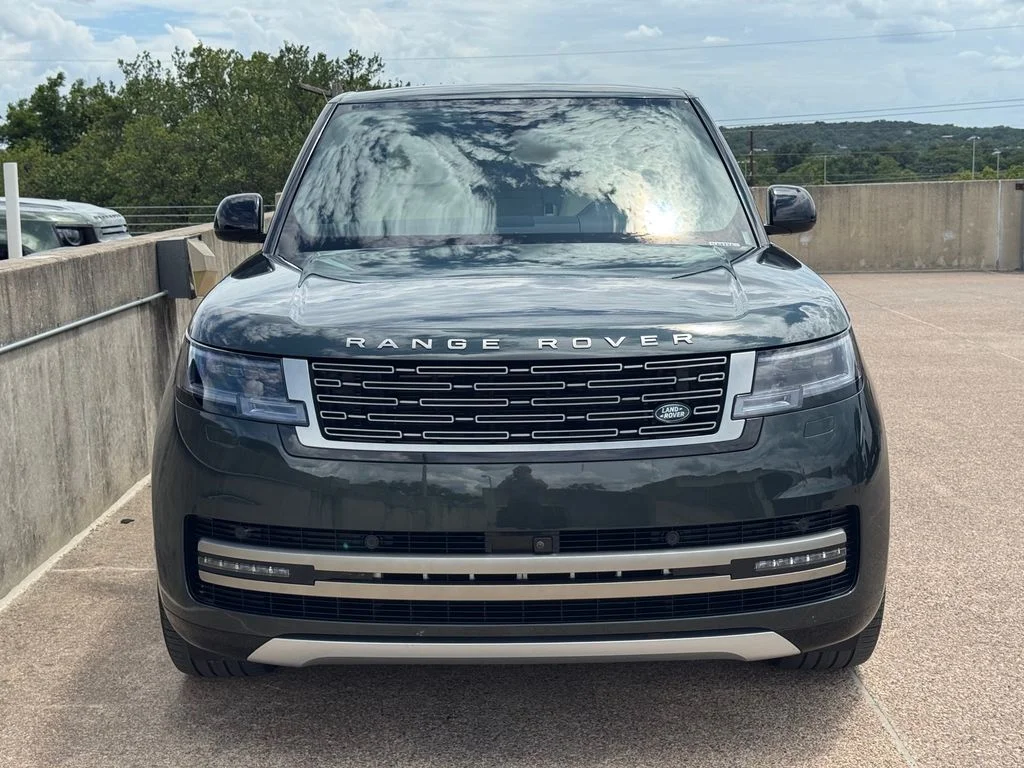 Used 2025 Belgravia Green Metallic Land Rover SE image 3