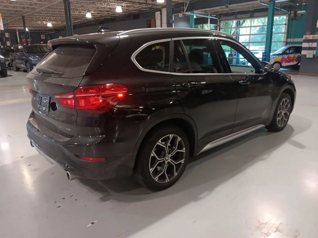Used 2022 Black BMW xDrive28i image 7
