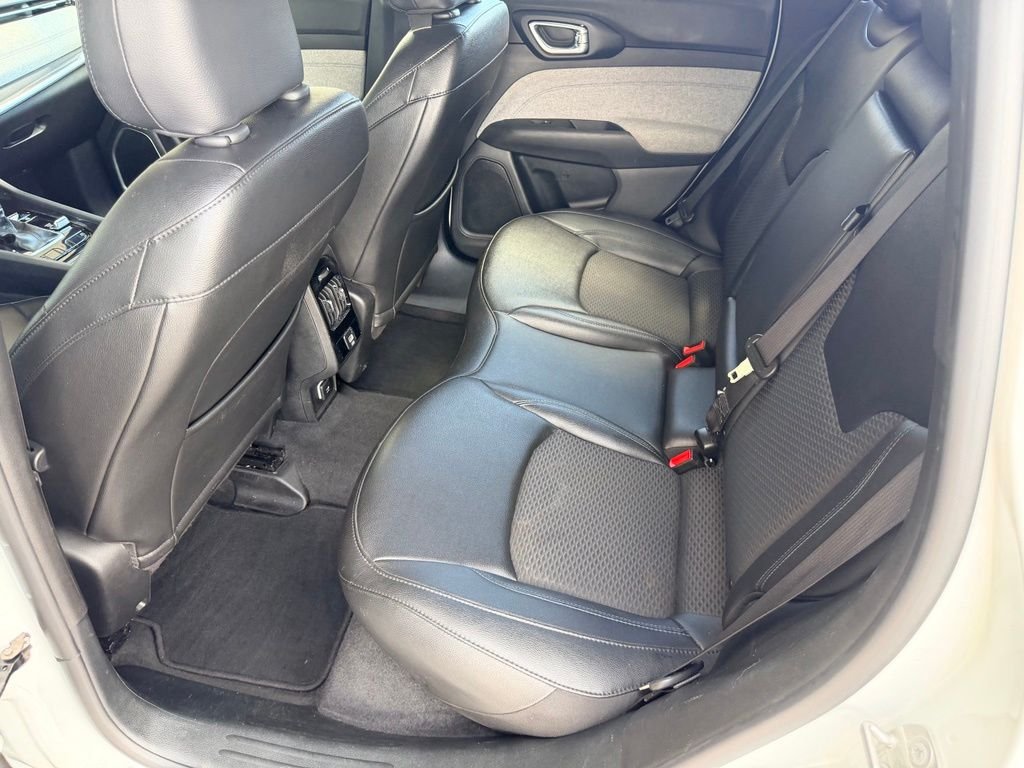 Used 2024 White Jeep Latitude image 28