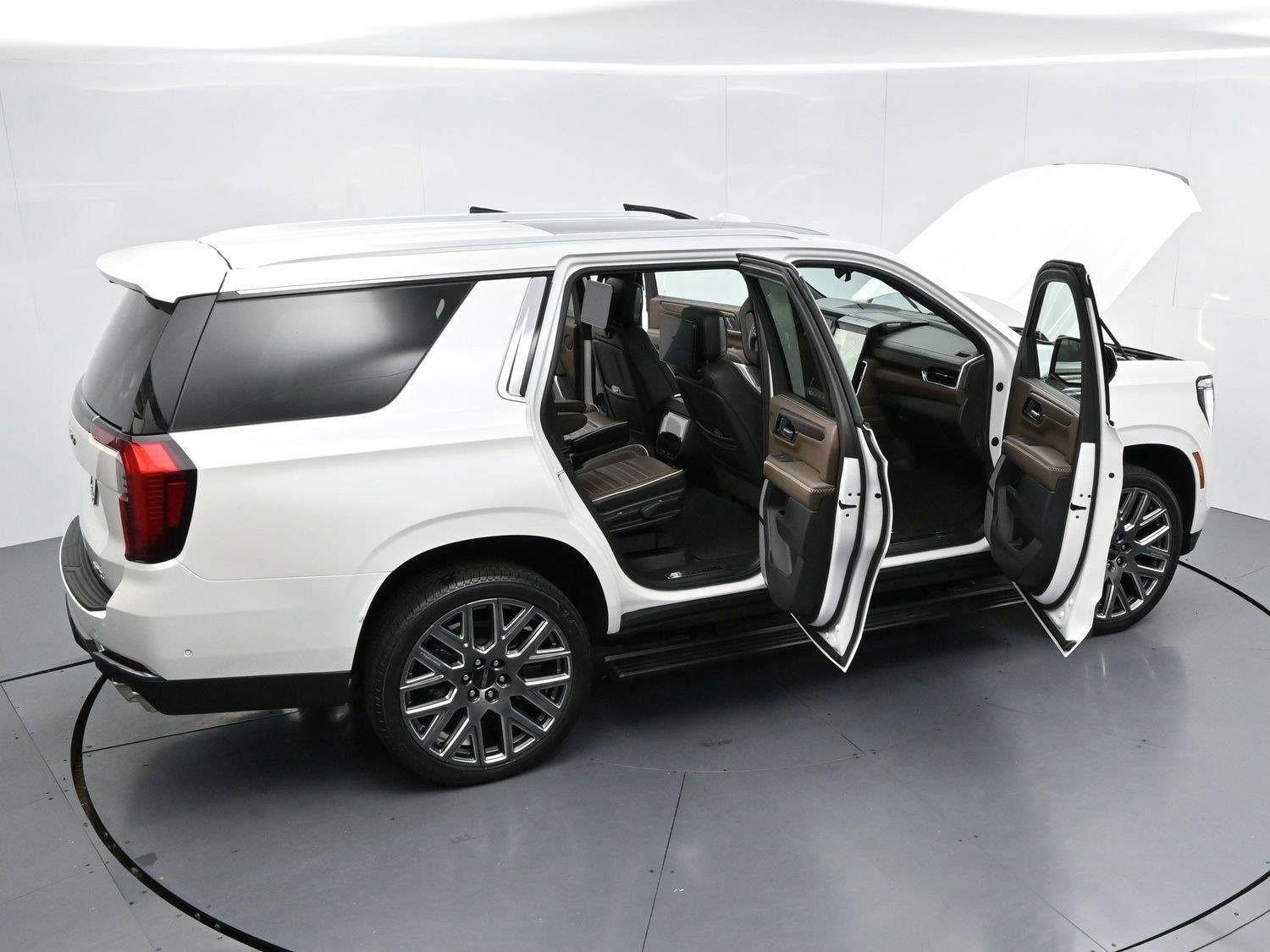 Used 2025 White Frost Tricoat GMC Denali Ultimate image 42