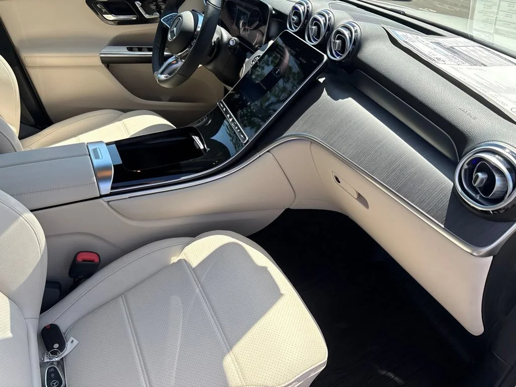 New 2027 Polar White Mercedes-Benz GLC 300 image 25