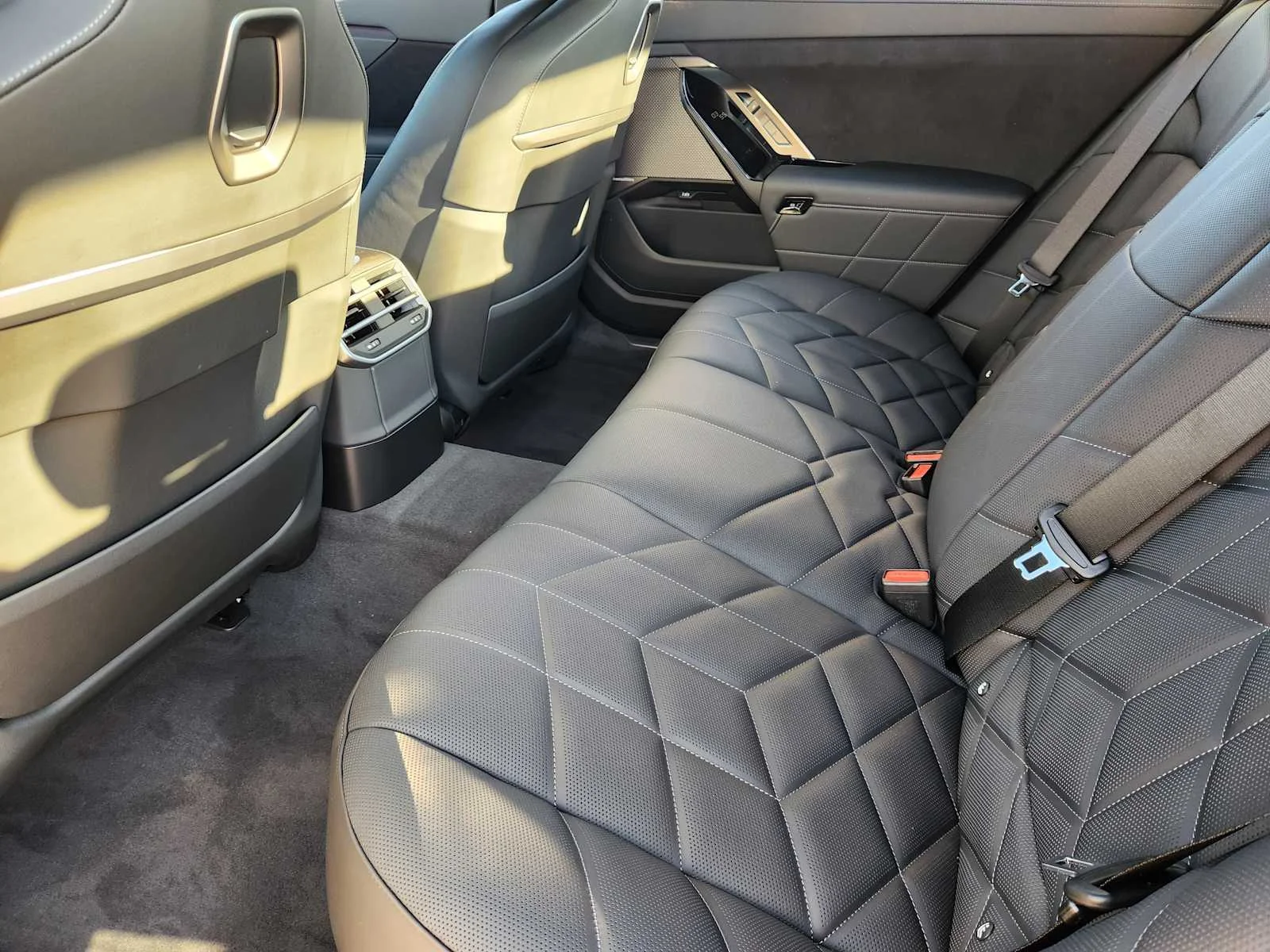 New 2027 Black Sapphire Metallic BMW 740i xDrive image 7