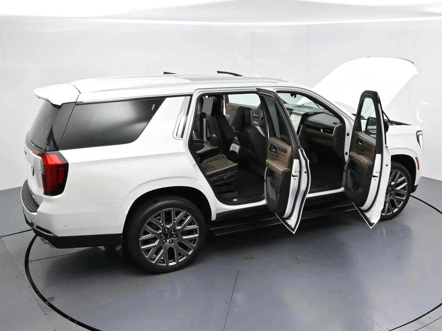 Used 2025 White Frost Tricoat GMC Denali Ultimate image 42
