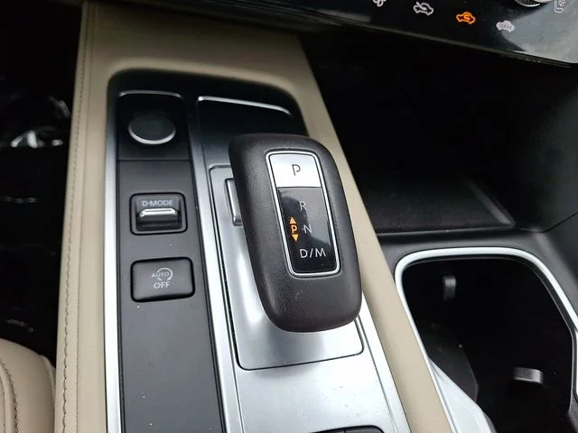 Used 2025 White INFINITI Sensory image 17