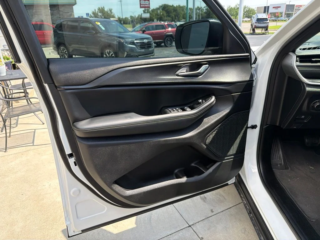 Used 2025 White Jeep Laredo image 7