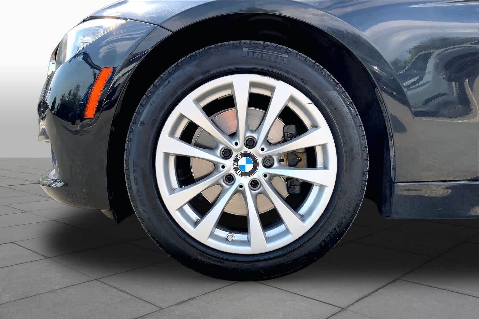 Used 2016 Black Sapphire Metallic BMW 320i xDrive image 10