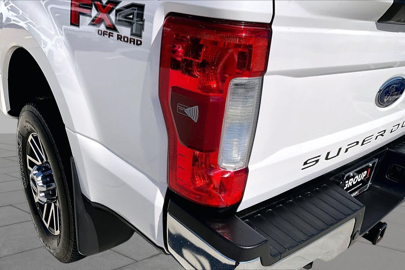 Used 2017 White Platinum Metallic Tri-Coat Ford Lariat image 29