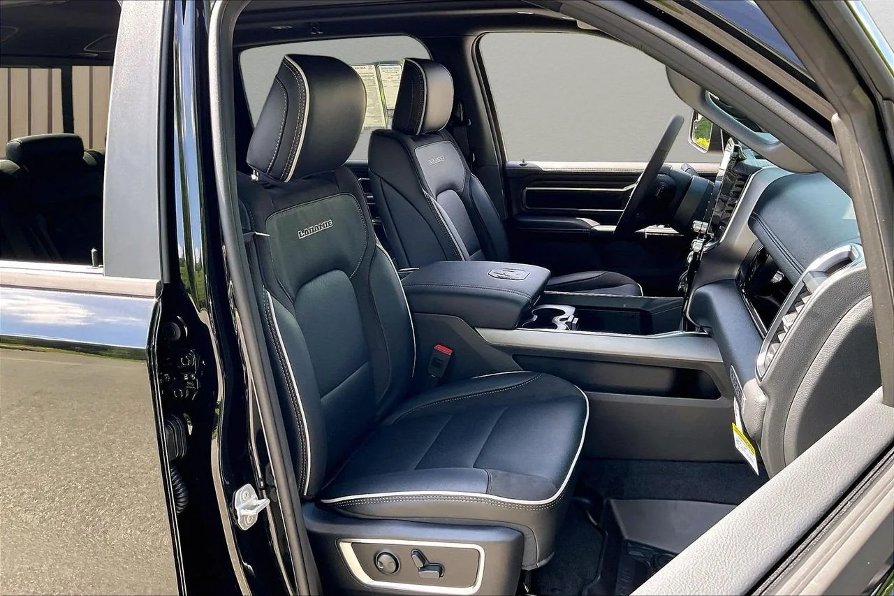 New 2026 Diamond Black Crystal Pearl-Coat Exterior Paint RAM Laramie image 21