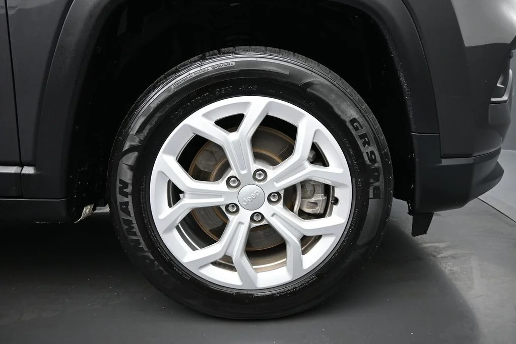 Used 2024 Gray Jeep Latitude image 10