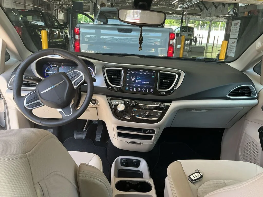 Used 2018 Silver Chrysler Touring Plus image 9