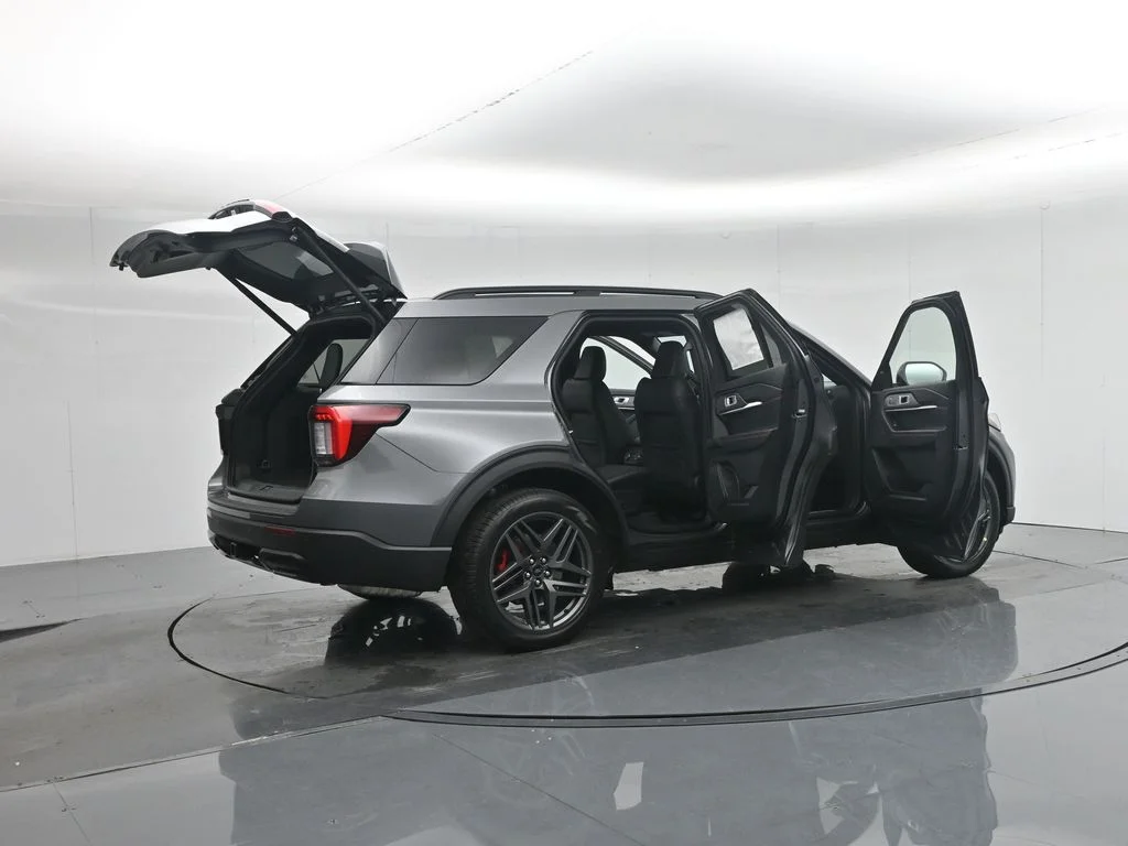 New 2026 Carbonized Gray Metallic Ford ST-Line image 5