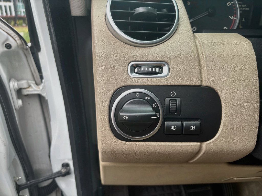 Used 2012 White Land Rover V8 image 33